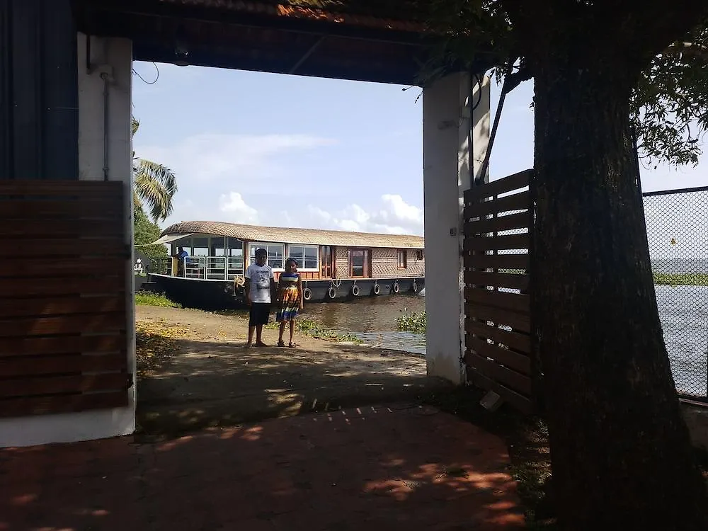 Saro Lake County Kumarakom