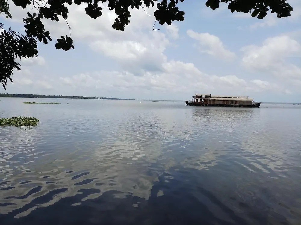 Saro Lake County Kumarakom