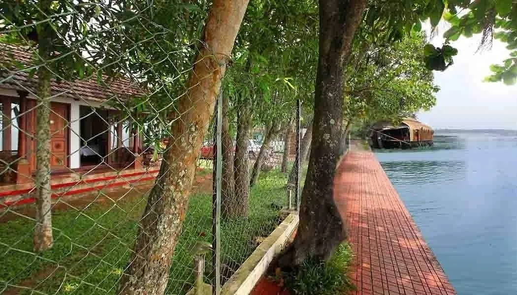 Saro Lake County Kumarakom Resort